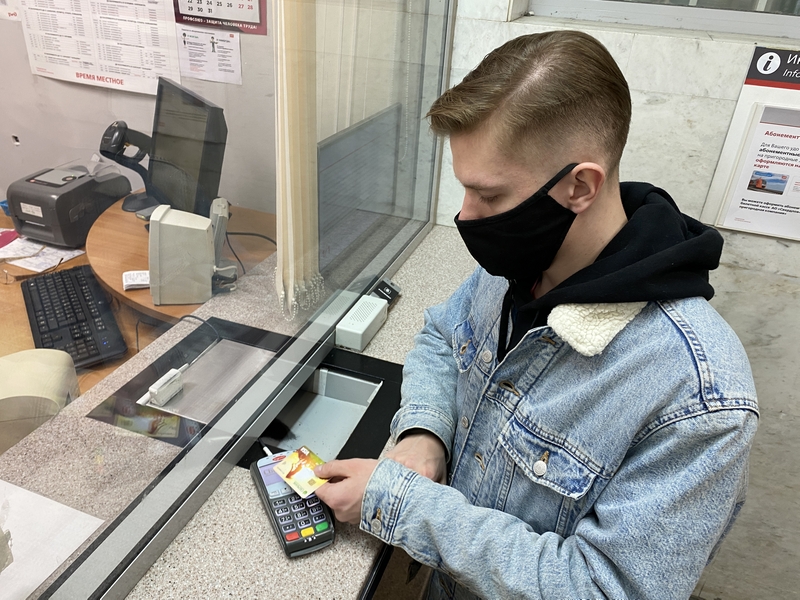 ​Каждый третий пассажир электричек на СвЖД использует безналичную оплату билетов
