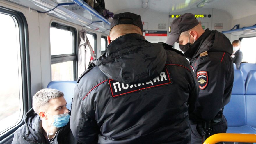 Контроль за соблюдением масочного режима усилят в поездах Свердловской пригородной компании