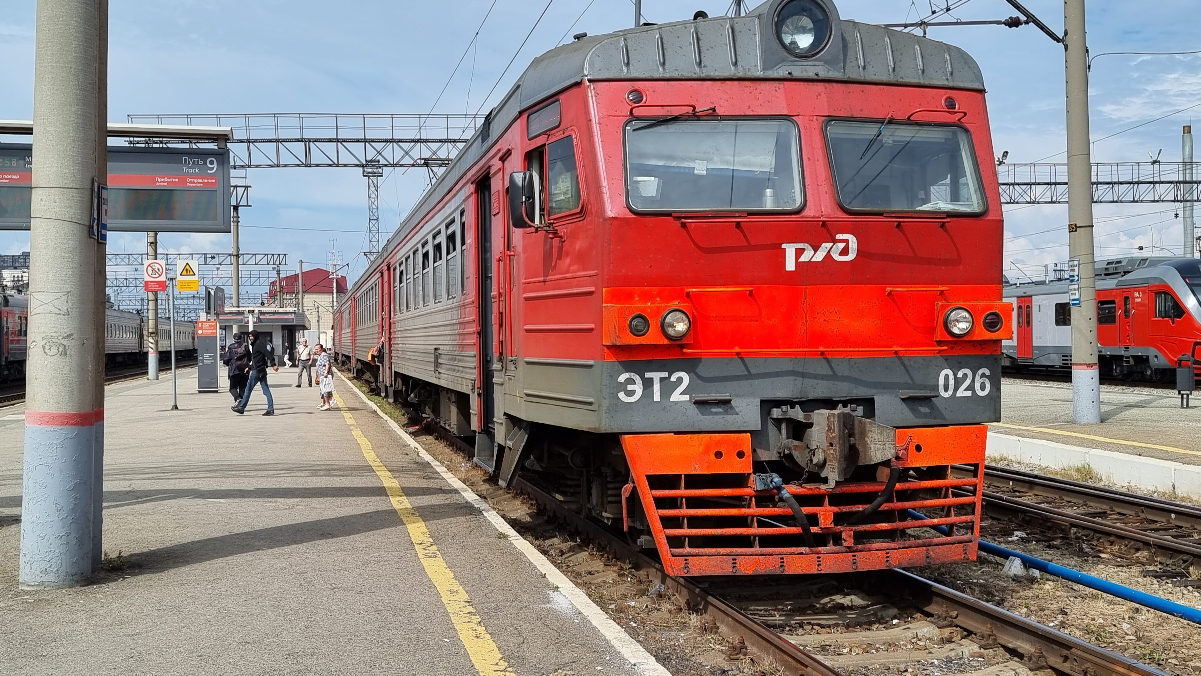 В октябре временно изменится порядок курсирования трех пригородных поездов на каменском направлении
