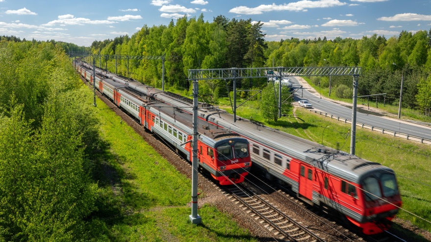 ​Дополнительные летние пригородные поезда начнут курсировать на СвЖД с 12 апреля