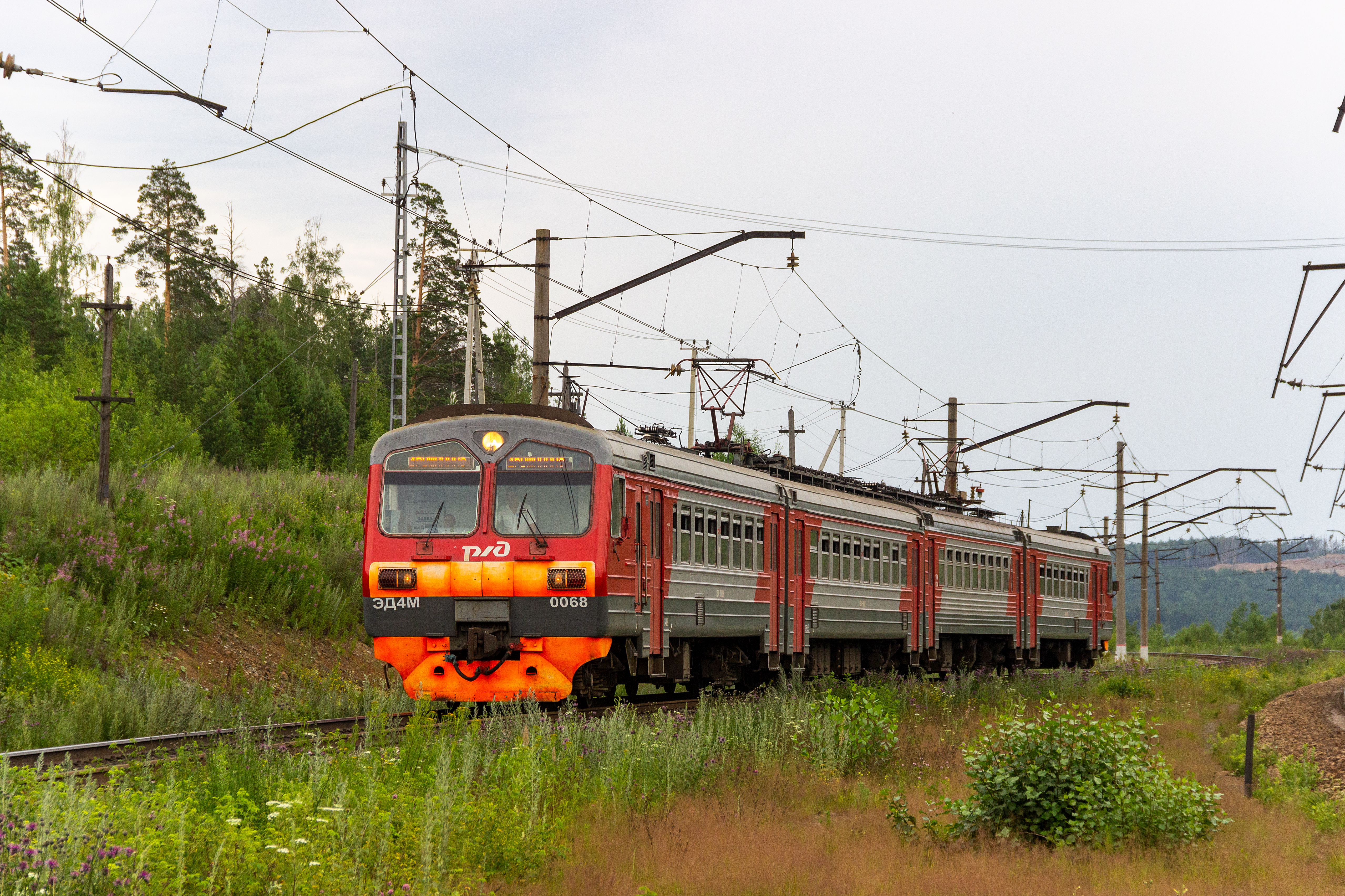 На два дня изменится порядок курсирования двух пригородных поездов на серовском направлении
