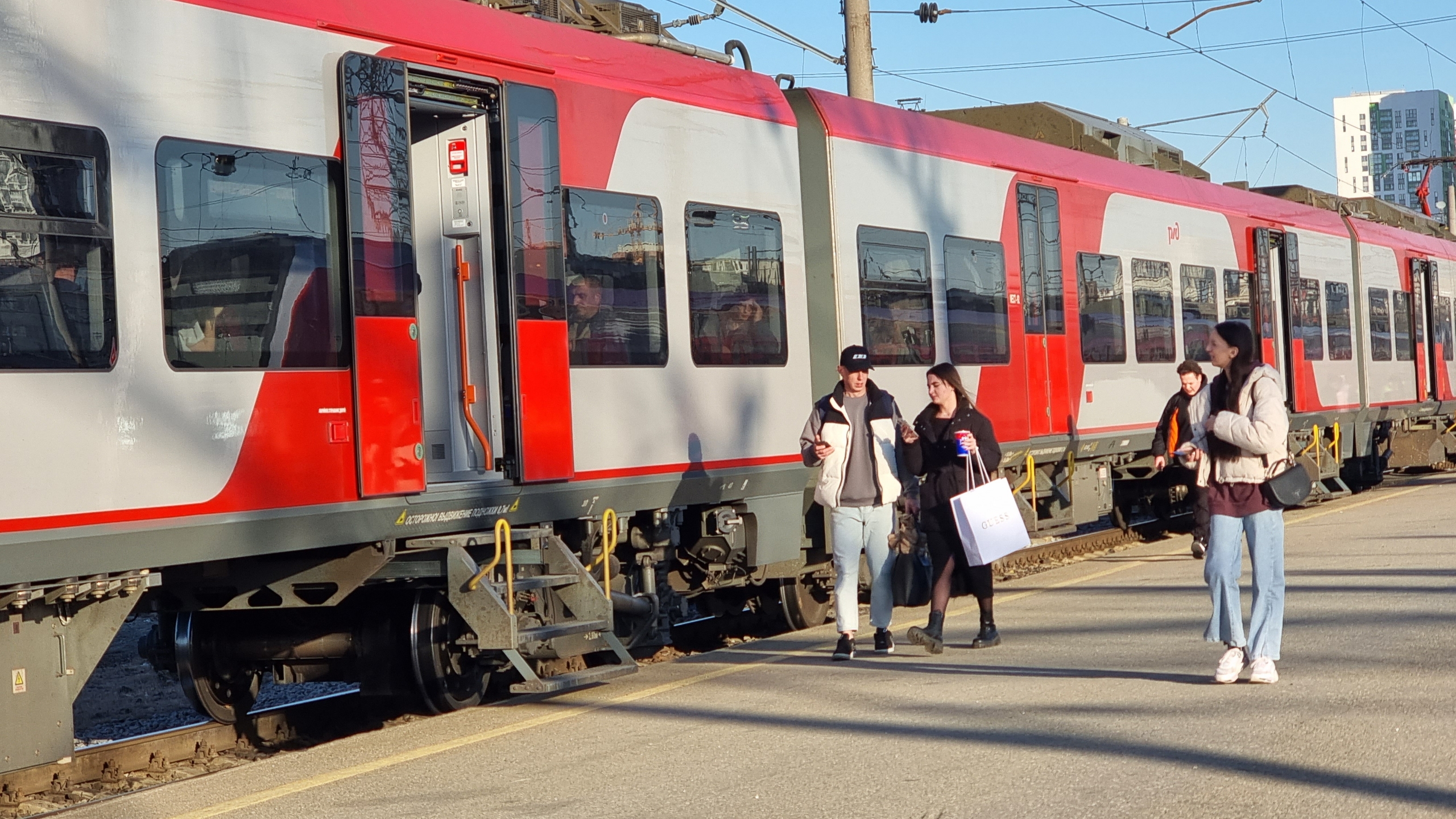 Порядок курсирования некоторых пригородных поездов на СвЖД изменится в праздничные выходные ноября