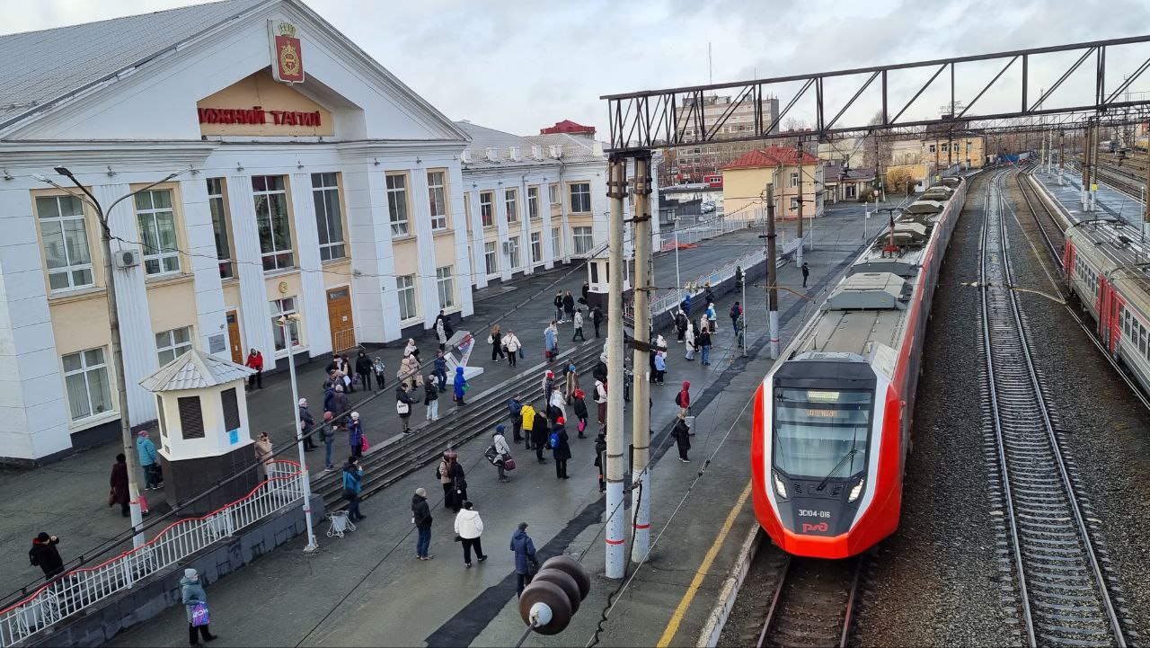 Расписание нескольких пригородных поездов в Свердловской области изменится 18 и 25 ноября