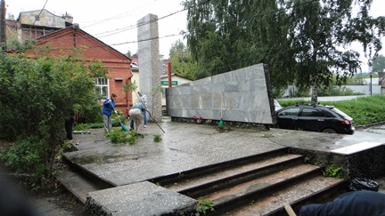 Почти 200 сотрудников ОАО «Свердловская пригородная компания» приняли участие  во Всероссийском экологическом субботнике.